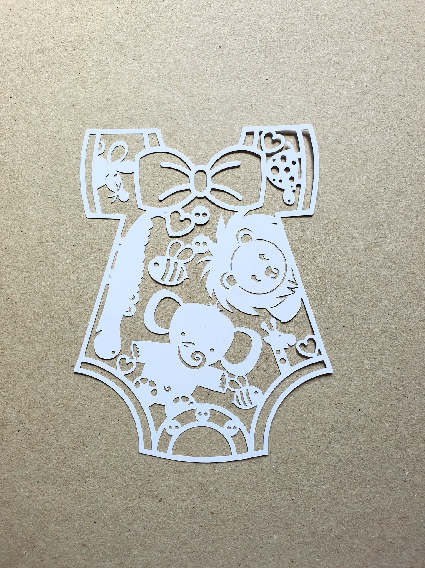 Papierdekoration für Kinderkleidung