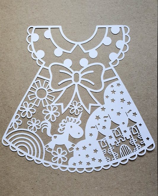 Kleid mit Papierdekoration