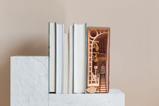 Deko für Bücherregal, Bahnhof