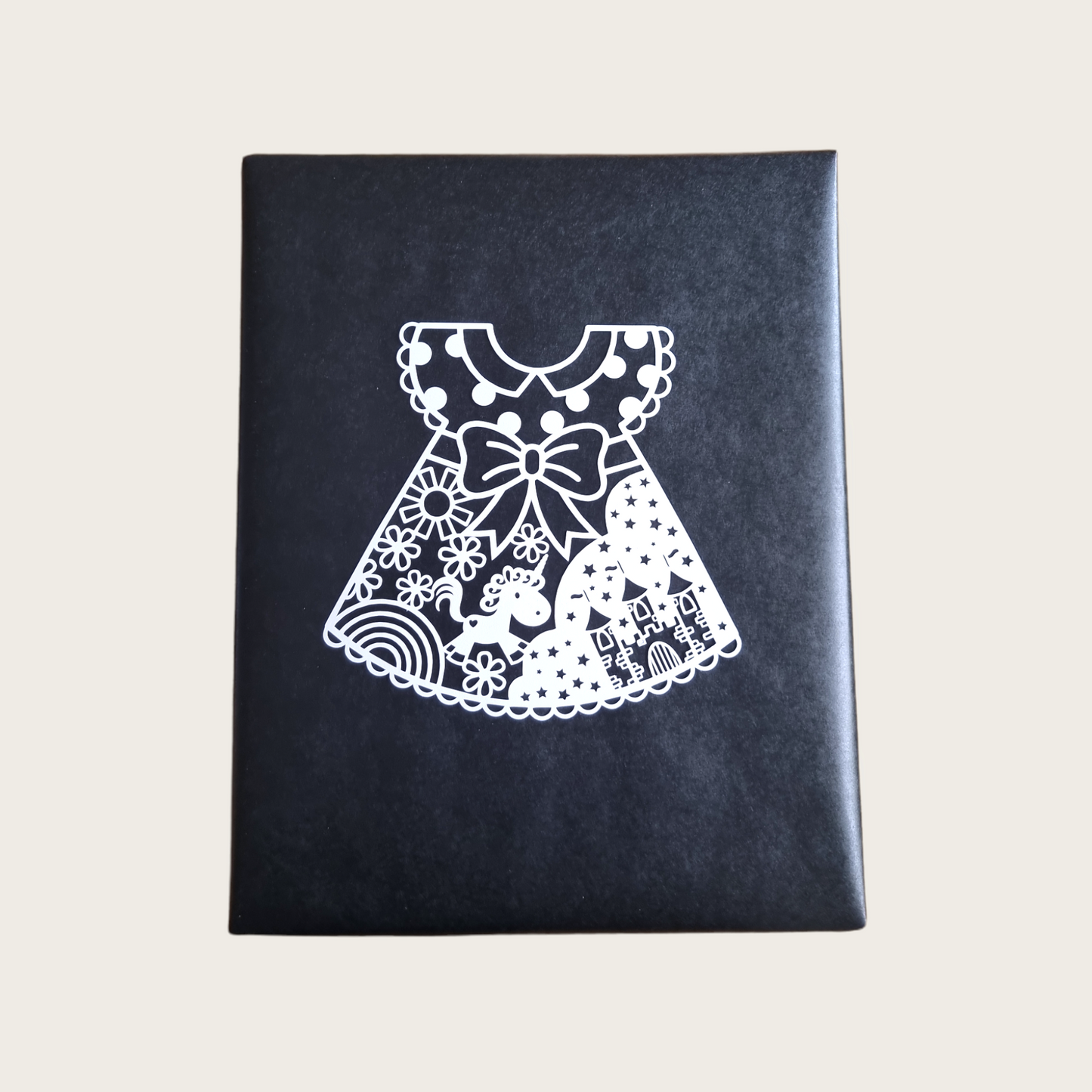 Papierdekoration für Kinderkleidung